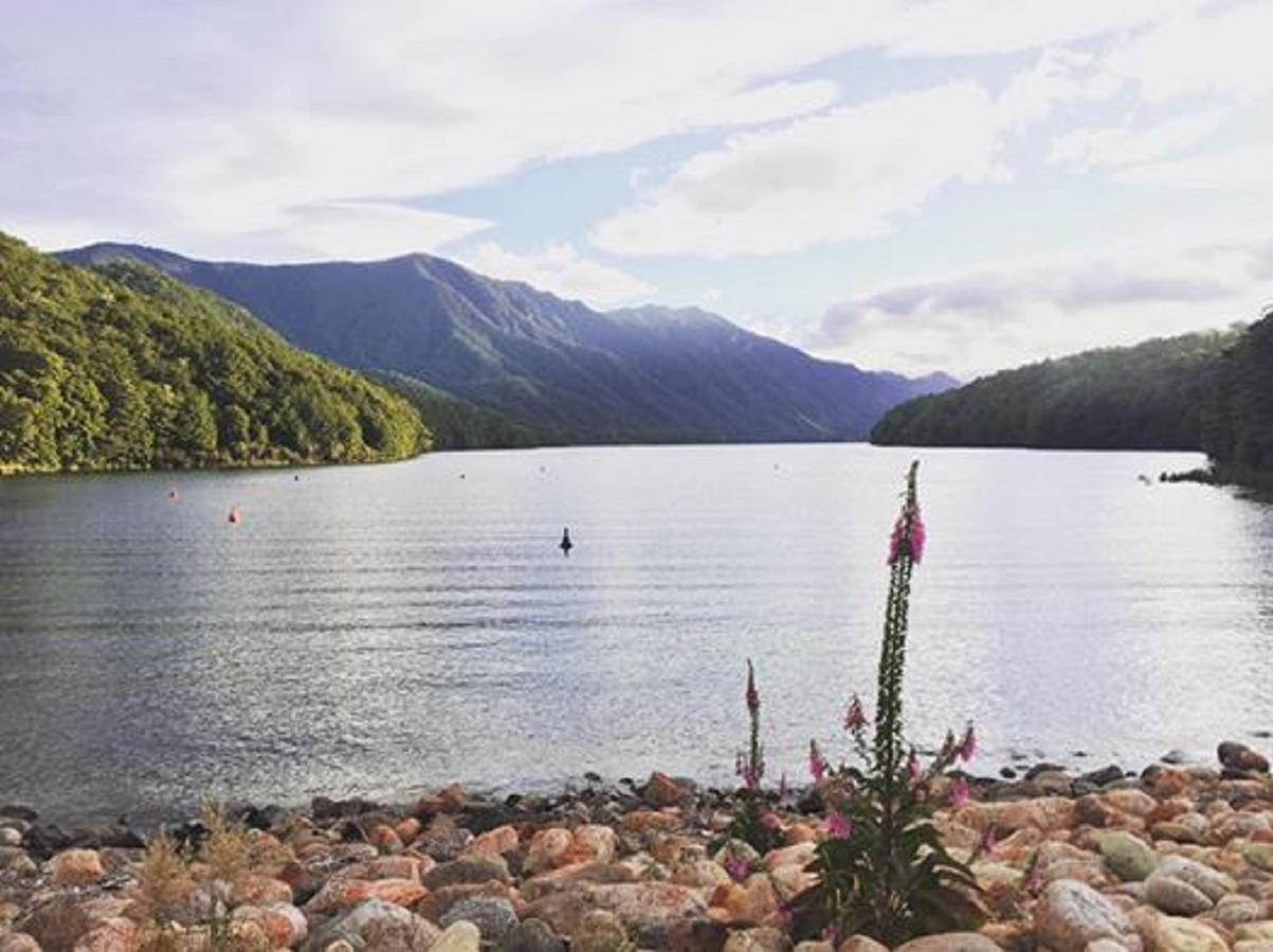 Mountains Edge Cabins Monowai Екстер'єр фото